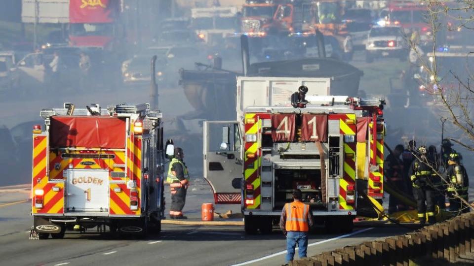 Bomberos controlando el incendio generado por un accidente de tr&#xe1;nsito en Colorado