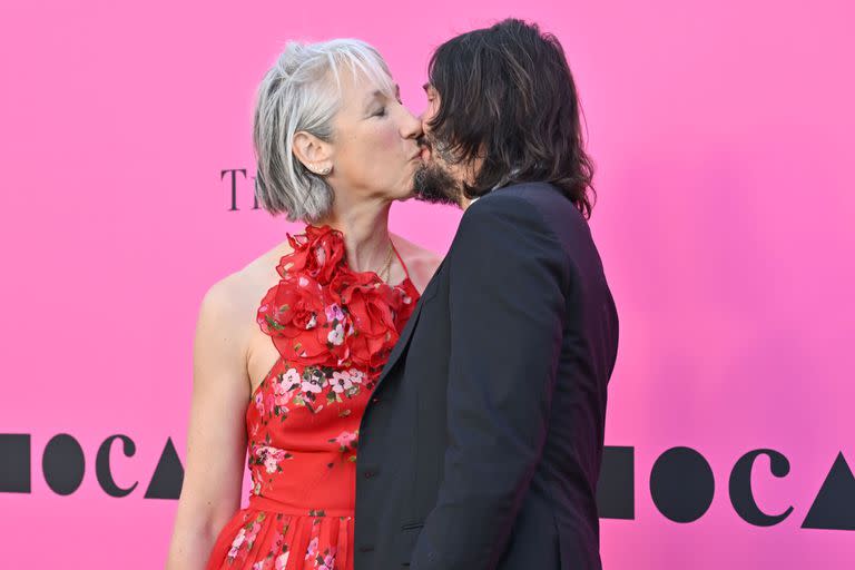 Keanu Reeves y la ilustradora Alexandra Grant a los besos en la MOCA Gala, en Los Ángeles