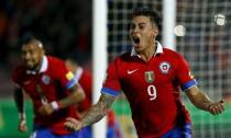 Eduardo Vargas (R) of Chile celebrates after scoring against Brazil during their 2018 World Cup qualifying soccer match in Santiago, Chile, October 8, 2015. REUTERS/Ivan Alvarado