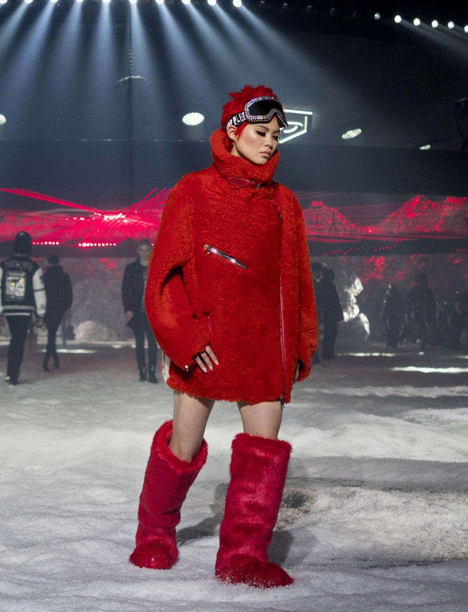 <p>Das Setting von Pleins Fashion-Show schien wie eine Skipiste im „Star Wars“-Universum. Wer sich im Winter 2018/19 in die Berge wagt, sollte laut Plein auf jeden Fall rote Boots und rote Winterjacke tragen. (Bild: AP Photo) </p>