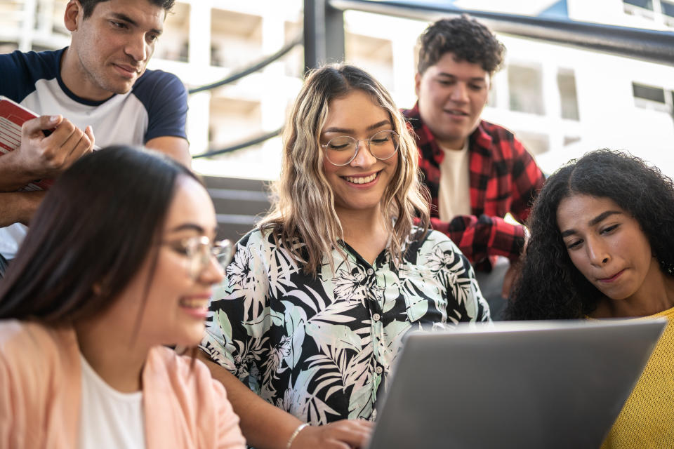 Un grupo de jóvenes observa la pantalla de una portátil. (Foto: Getty)