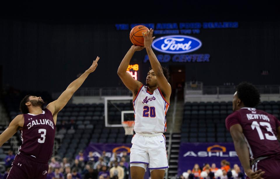 Evansville’s Kenny Strawbridge Jr. (20) takes a three-point shot as the University of Evansville Purple Aces play the Southern Illinois Salukis at Ford Center in Evansville, Ind., Wednesday, Nov. 30, 2022. 