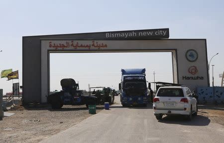 Iraqi security forces guard the entrance of Bismayah residential project in Baghdad, February 26, 2015.REUTERS/Thaier Al-Sudani