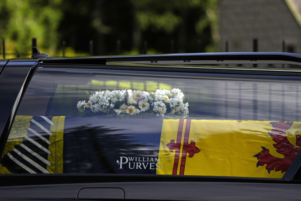 El ataúd con el cuerpo de la reina Isabel II sale del Palacio de Balmoral en Escocia, el domingo 11 de septiembre de 2022. (AP Foto/Alastair Grant)