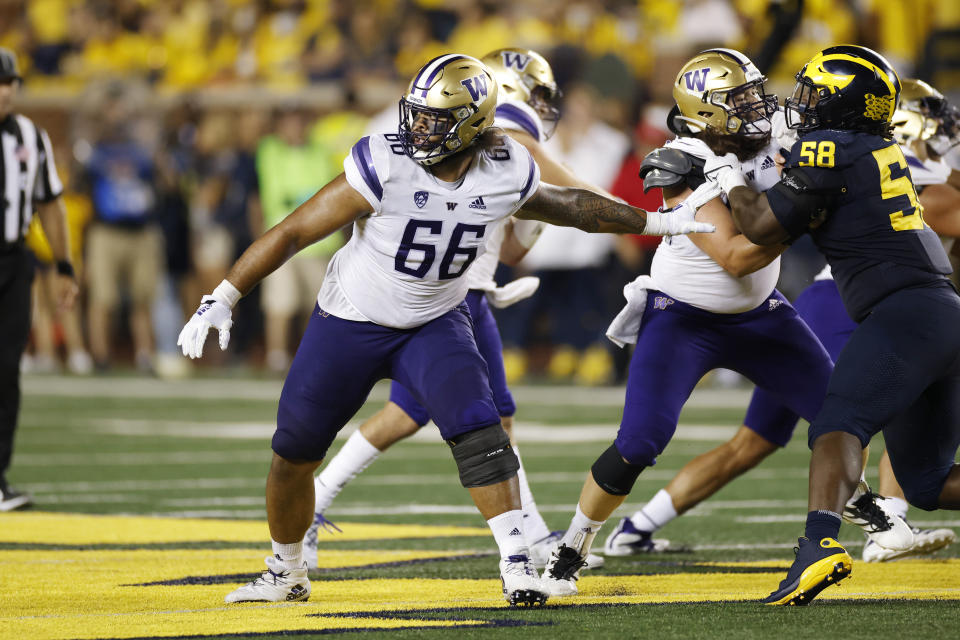 Washington offensive lineman Henry Bainivalu (66) could be a solid Day 3 fit for the Eagles. (Photo by Joe Robbins/Icon Sportswire via Getty Images)