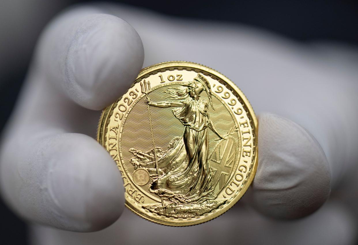 31 January 2023, Hesse, Frankfurt/Main: A Gold Britannia 2023 gold coin is shown at the Rheinische Scheidestätte in Frankfurt. With inflation continuing to rise, many people are investing their money in gold. Photo: Boris Roessler/dpa