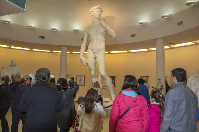 Dentro del complejo hay una galería de arte en la que se exponen réplicas en tamaño real del David, la Piedad y el Moisés, de Miguel Ángel 