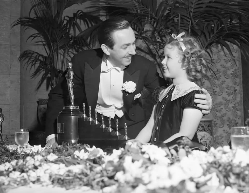 Shirley Temple überreicht Walt Disney beim 11. jährlichen Abendessen der Academy of Motion Picture Arts & Sciences einen Oscar für seinen herausragenden Zeichentrickfilm 