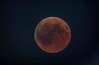 <p>Einen besonders guten Blick hatten auch die Einwohner des kenianischen Städtchens Magadi auf den Blutmond. (Bild: Simon Maina / AFP /Getty Images) </p>