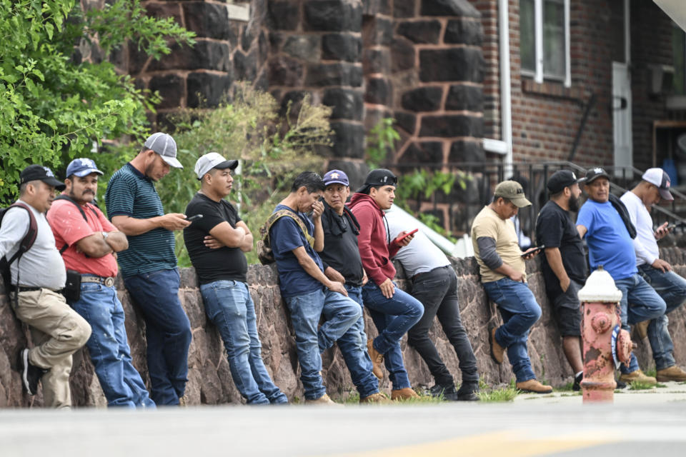 Inmigrantes, en su mayoría procedentes de Sudamérica, esperan en la calle para encontrar un trabajo diario en la región cercana a Nueva York, en Nueva Jersey, Estados Unidos, el 04 de agosto de 2023. Los hombres esperan durante horas en las paradas de autobús y a los lados de la carretera principal para ganarse el jornal sobre todo en la construcción, la pintura y el transporte de mercancías, y las mujeres en trabajos como la limpieza de casas y lugares de trabajo. (Foto de Fatih Aktas/Anadolu Agency vía Getty Images)