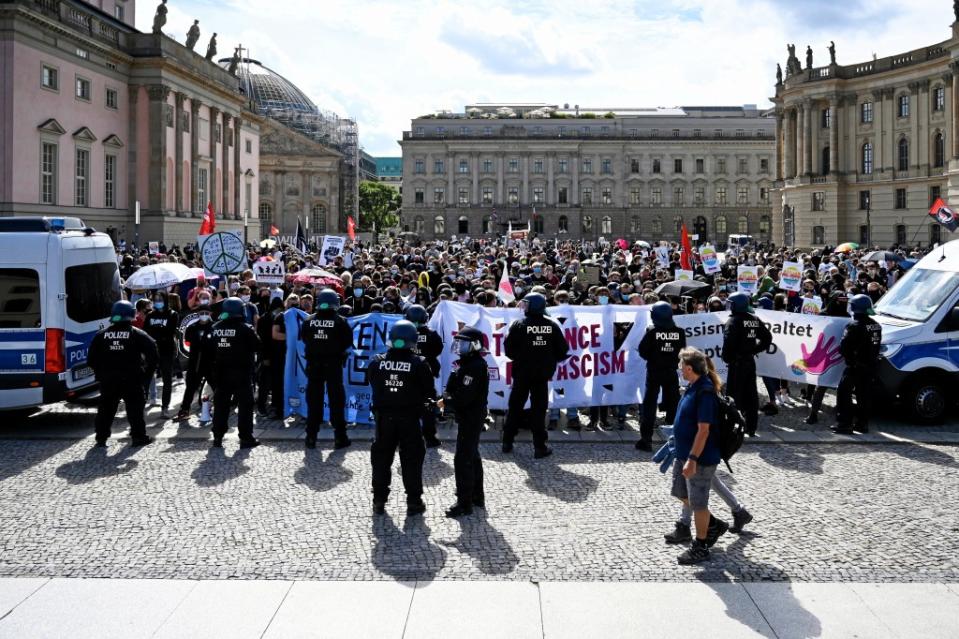 Gegendemonstranten einer Kundgebung gegen die Corona-Maßnahmen haben sich an der Staatsoper versammelt.<span class="copyright">Christophe Gateau / dpa</span>