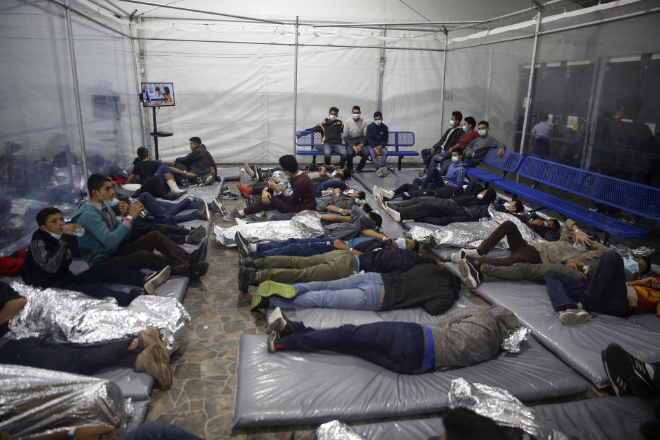 En esta fotografía se ve a menores de edad el martes 30 de marzo de 2021 en el centro de detenciones del Departamento de Seguridad Nacional, en Donna, Texas. (AP Foto/Darío López-Mills, Pool)