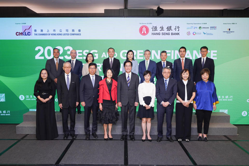 ‘2023 ESG and Green Finance Opportunities Forum’ discussed combating climate-risks and achieving a sustainable future. Guests including HKSAR’s Deputy Financial Secretary Mr Michael Wong (front row, middle); Chairperson of The Chamber of Hong Kong Listed Companies Ms Catherine Leung (front row, left 4), and Ms Diana Cesar, Executive Director and Chief Executive of Hang Seng Bank (front row, right 4).