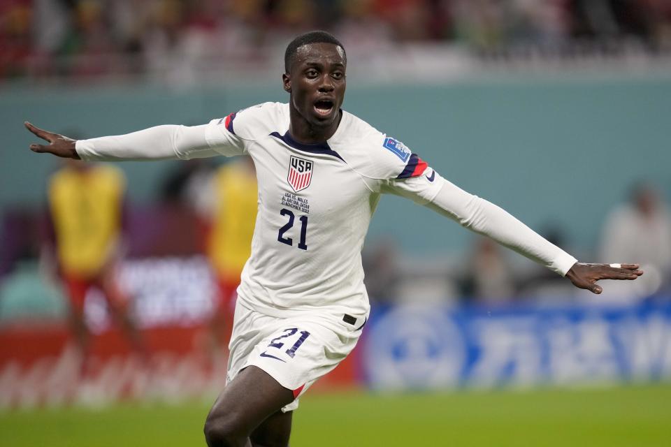 Tim Weah, de Estados Unidos, celebra tras anotar en un juego del Grupo B del Mundial frente Estados Unidos y Gales, en el estadio Ahmad Bin Ali, en Doha, Qatar, el 21 de noviembre de 2022. (AP Foto/Darko Vojinovic)