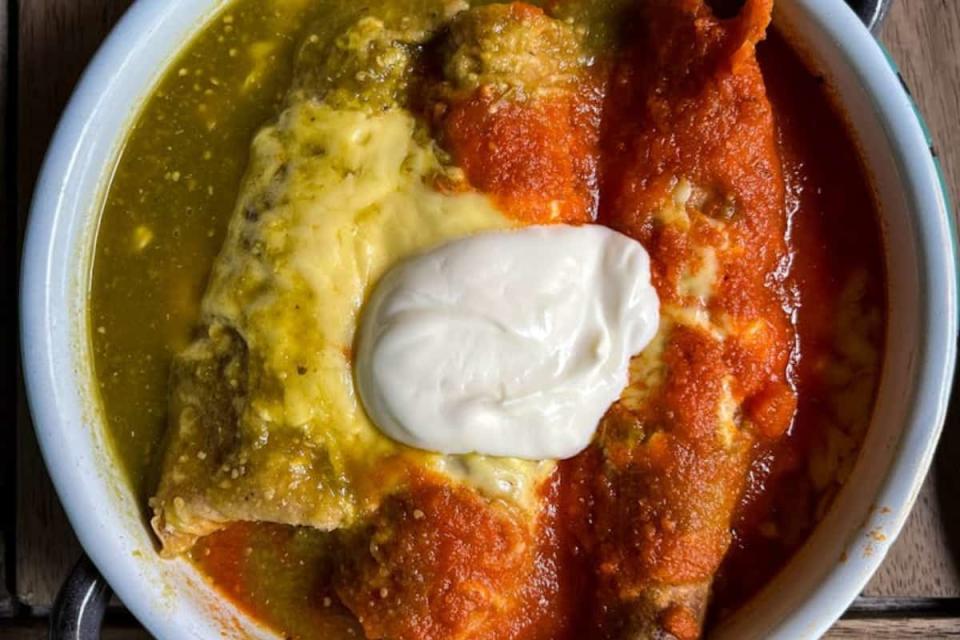 Prepara esta receta en tus desayunos. Enchiladas suizas en salsa roja / Foto: iStock