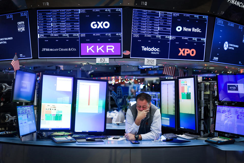 Een handelaar werkt op de handelsvloer van de New York Stock Exchange (NYSE) in New York City, VS, 5 januari 2023. REUTERS/Andrew Kelly