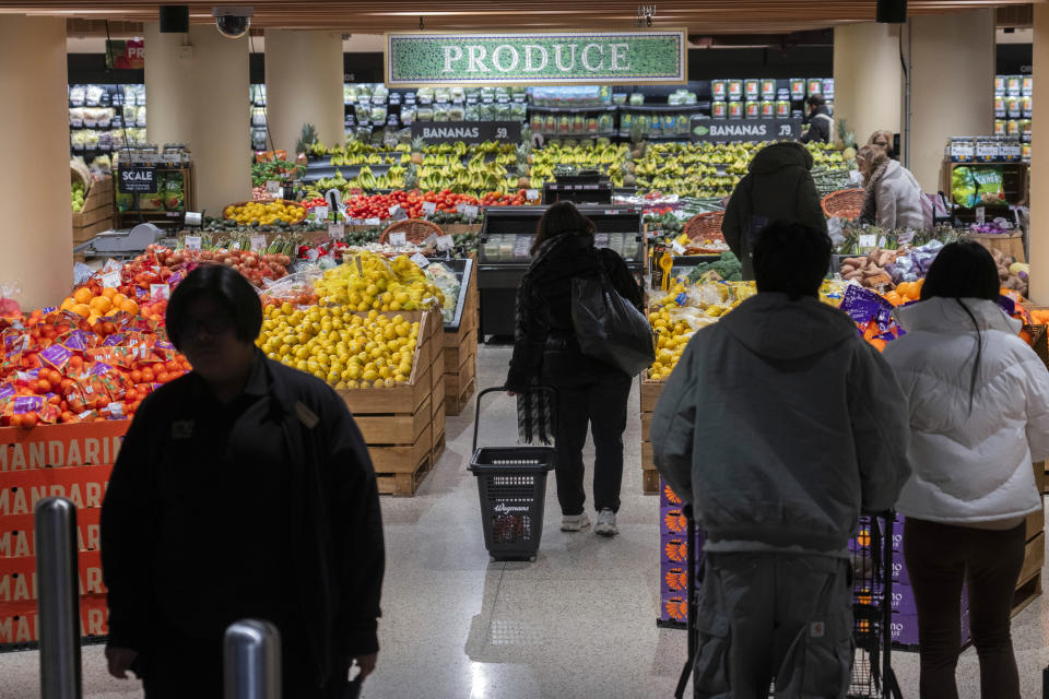 La inflación se ha ido moderando, pero los consumidores siguen furiosos por los elevados precios de los alimentos. En respuesta a estas inquietudes, el presidente Joe Biden ha encontrado un mensaje que le encanta: arremeter contra las empresas por reducir el tamaño de sus productos. (Hiroko Masuike/The New York Times)