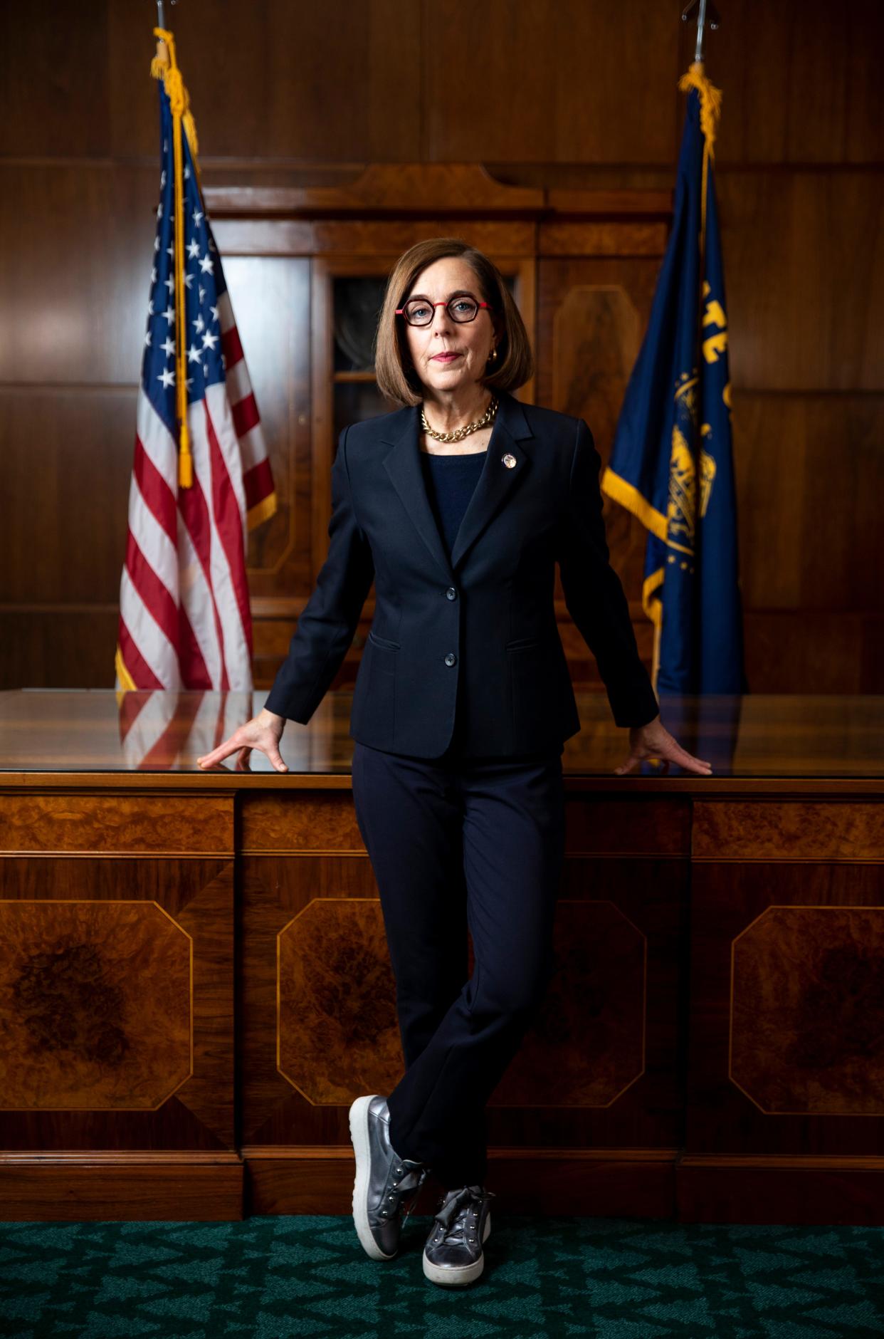 La gobernadora Kate Brown en su oficina en el Capitolio Estatal de Oregon, el jueves 3 de febrero de 2022 en Salem, Oregon.