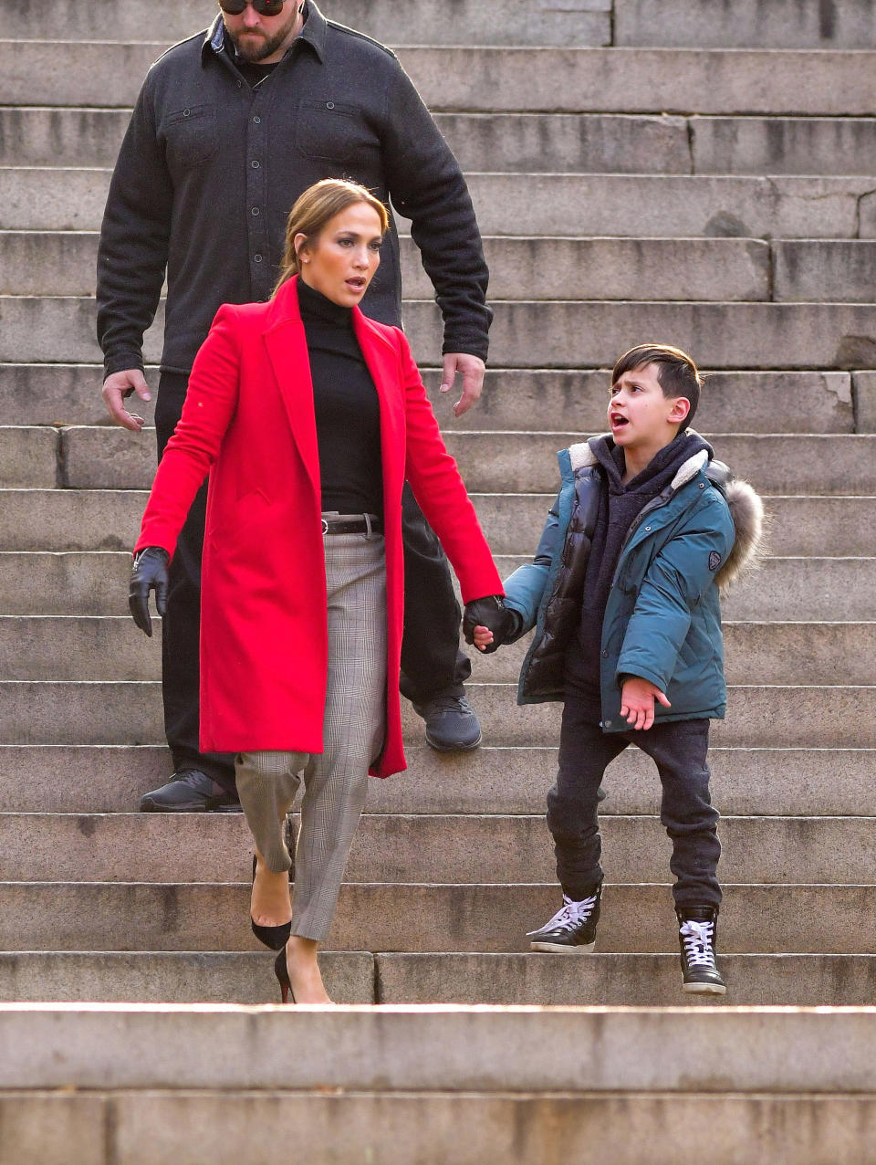 <p>Jennifer López fue captada en Central Park, en Nueva York, rodando escenas de su nueva película ‘Second Act’, y allí estuvo acompañada por sus bellos hijos Max y Emme, quienes quienes están enormes y muy parecidos a sus famosos papis/ Getty Images </p>