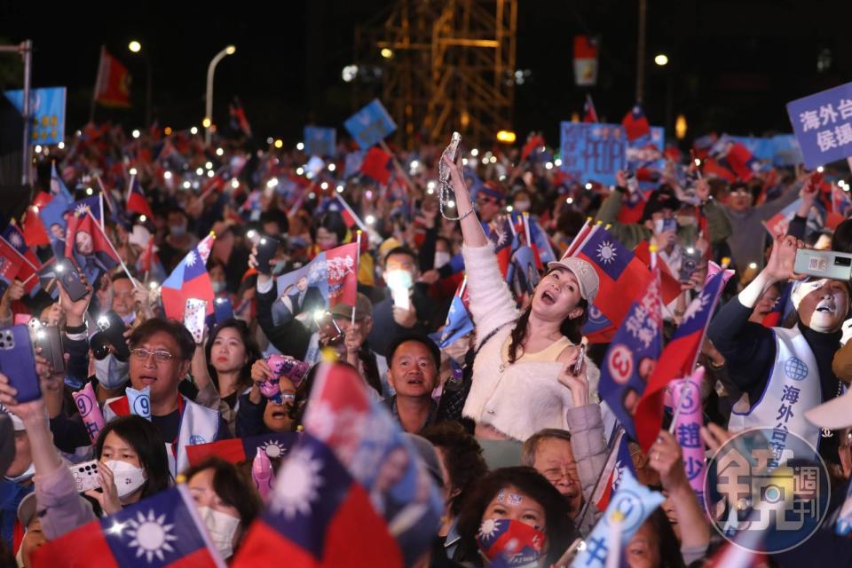 國民黨今晚在板橋第一運動場外舉行「贏回中華民國」選前之夜，現場湧入許多支持者。