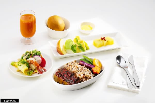 長榮航空推出「加值精選餐」，台北直飛美、加、歐、澳航班豪華經濟艙、經濟艙的旅客，可於指定時間內登入官網加價換購。（圖：長榮航空提供）