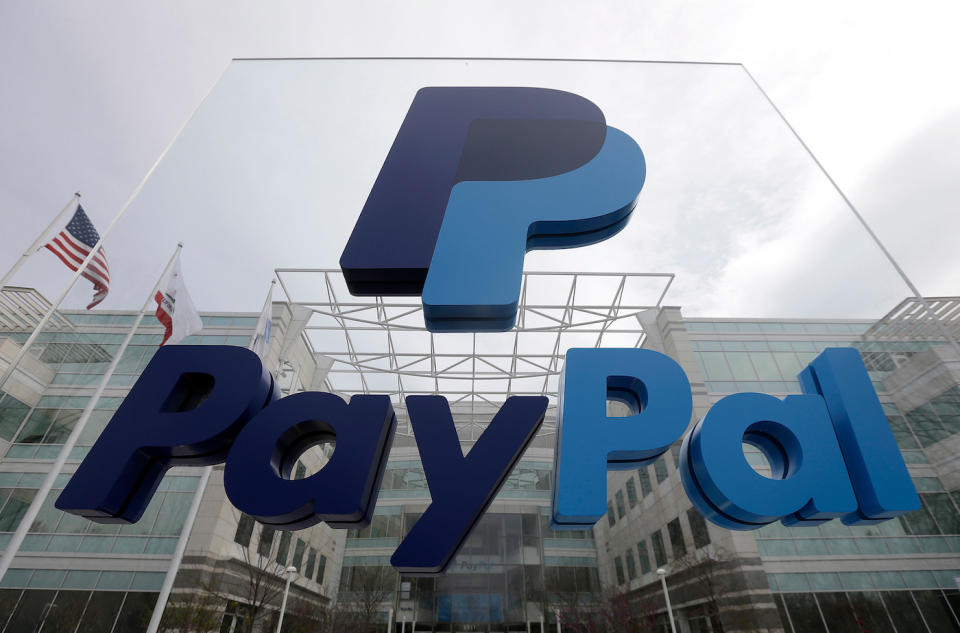 PayPal warf einer Kundin vor, ihr Tod verstoße gegen die Vertragsbedingungen. (Bild: AP Photo/Jeff Chiu)