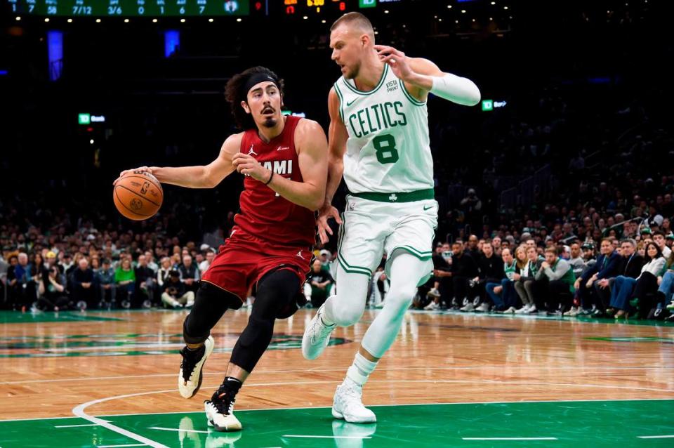 El jugador del Heat de Miami Jaime Jáquez Jr. (izq.) trata de pasar la marca de Kristaps Porzingis, de los Celtics, en el partido celebrado el 21 de abril de 2024 en Boston.