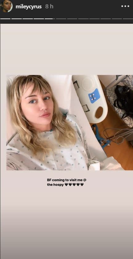 Miley Cyrus ha condiviso con i suoi fan le foto dall'ospedale dove è ricoverata da qualche giorno. La cantante, a quanto sembra, ha avuto una tonsillite. A rallegrare la sua permanenza in ospedale c'è il fidanzato Cody Simpson.