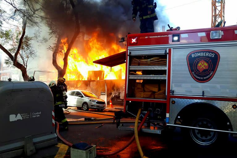 Incendio en una obra en construcción en San Martín de Tours al 2800