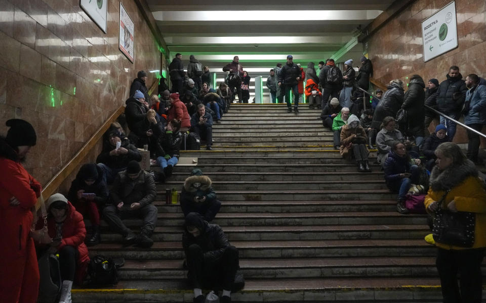 Residentes descansan en una estación de metro, utilizada como refugio antiaéreo durante un ataque con proyectiles en Kiev, Ucrania, el 16 de diciembre de 2022. (AP Foto/Efrem Lukatsky)