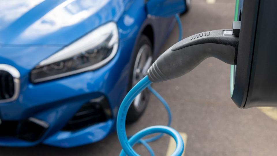 Ein Elektroauto lädt auf einem Parkplatz vor dem BMW-Werk in Leipzig. (Bild: dpa)