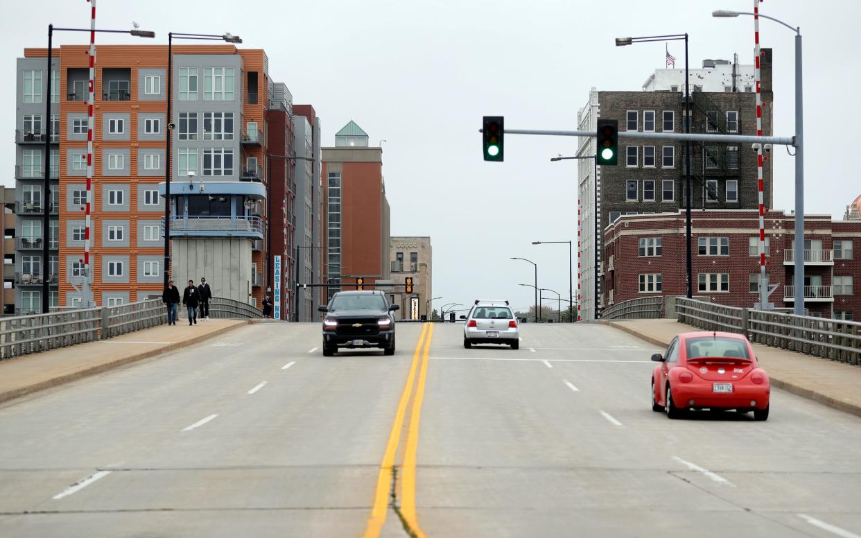 Cars drive over the Walnut Street Bridge on Sept. 29, 2019, in Green Bay. Sarah Kloepping/USA TODAY NETWORK-Wisconsin