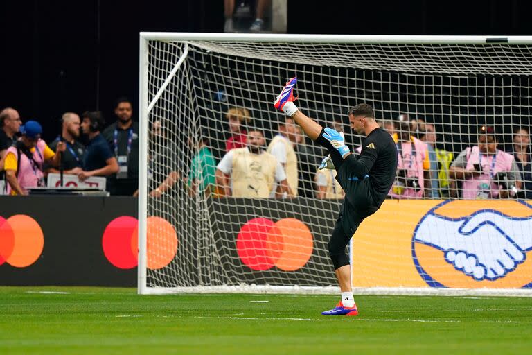 El Dibu Emiliano Martínez, en la entrada en calor previo al partido Argentina Canadá del Grupo A en el
Mercedes-Benz Stadium