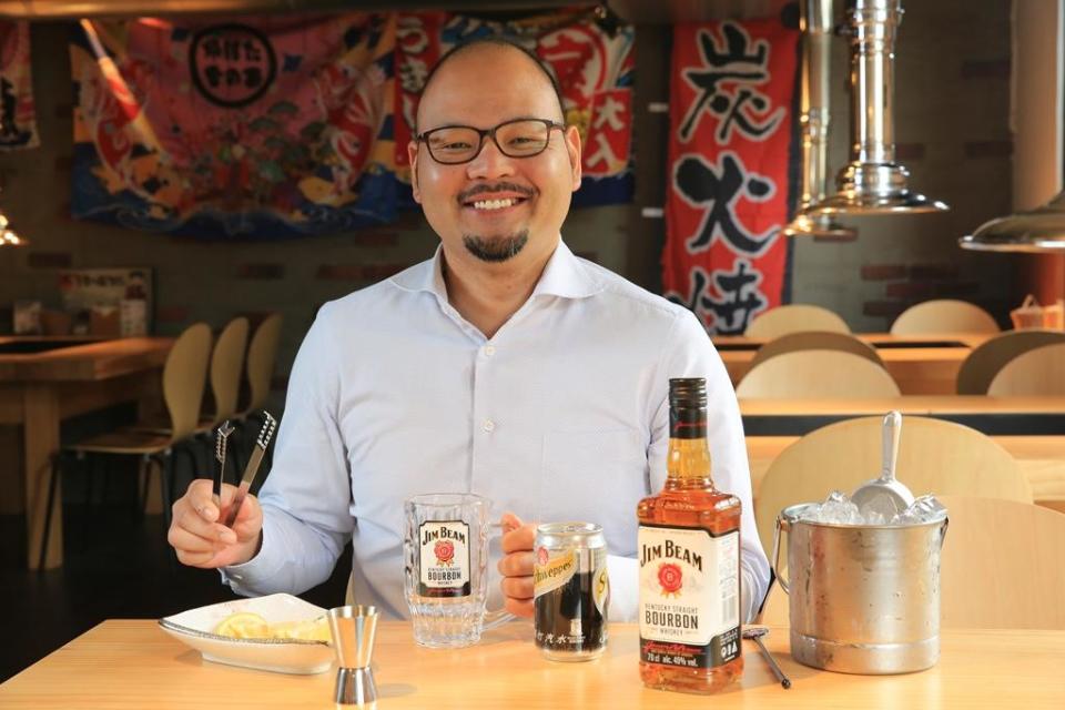 「台灣三得利」部長立石聰示範如何調出一杯爽口的「Highball」。