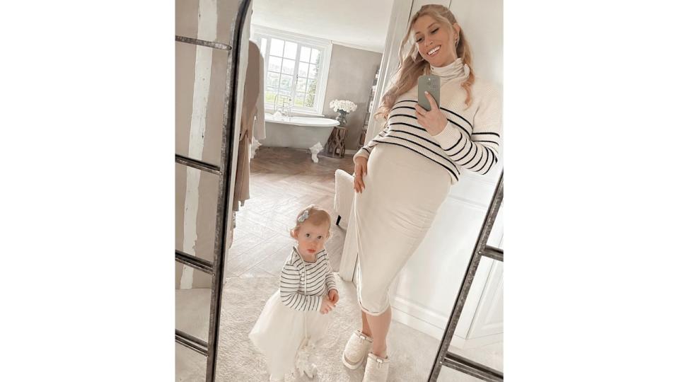 Stacey in bathroom selfie with daughter