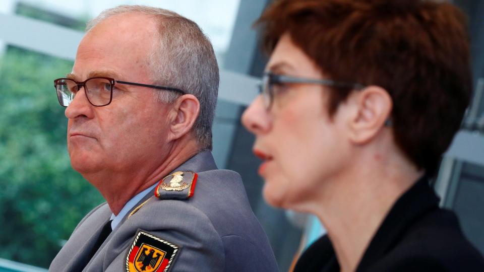 Verteidigungsministerin Annegret Kramp-Karrenbauer (r, CDU) und Eberhard Zorn, Generalinspekteur der Bundeswehr, bei einer Pressekonferenz zur Reform des Kommando Spezialkräfte (KSK).