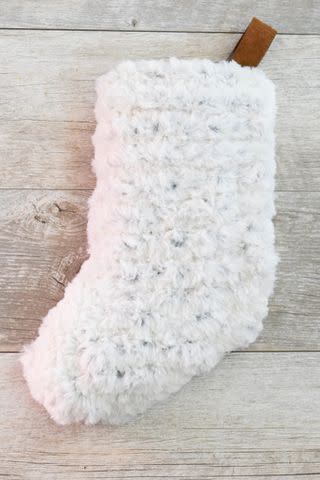 <p><a href="https://www.mamainastitch.com/faux-fur-stocking-easy-knitting-pattern/" data-component="link" data-source="inlineLink" data-type="externalLink" data-ordinal="1">Mama In a Stitch</a></p>