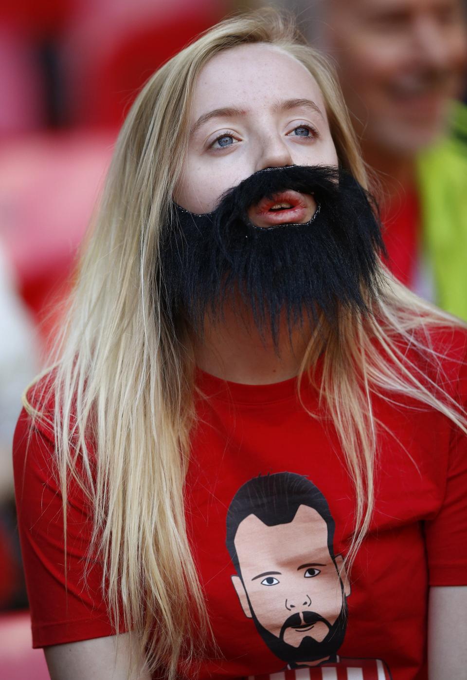 A Sheffield United fan awaits the start of their English FA Cup semi-final soccer match against Hull City at Wembley Stadium in London, April 13, 2014. REUTERS/Darren Staples (BRITAIN - Tags: SPORT SOCCER)