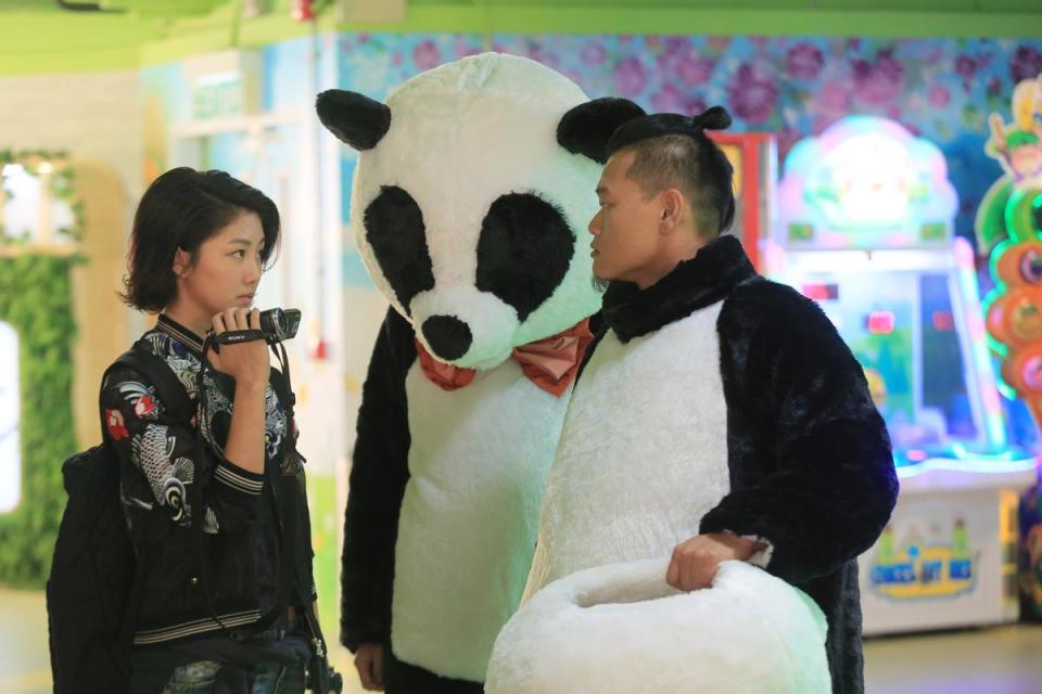顏卓靈（左）與白只在戲外是情侶，但在戲裡跟顏卓靈談戀愛的，是中間那頭「熊貓」。