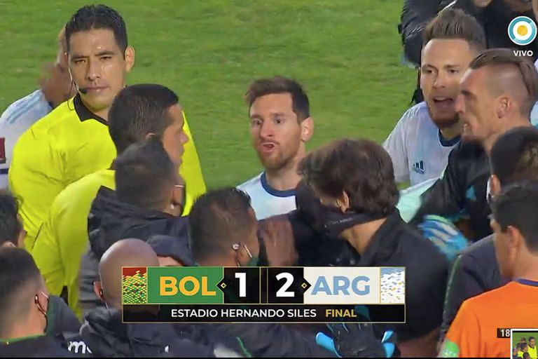 El partido en La Paz acaba de terminar con el triunfo 2-1 de Argentina ante Bolivia, pero Lionel Messi, capitán argentino, se enojó con un ayudante boliviano y se armó un tumulto en la mitad de la cancha