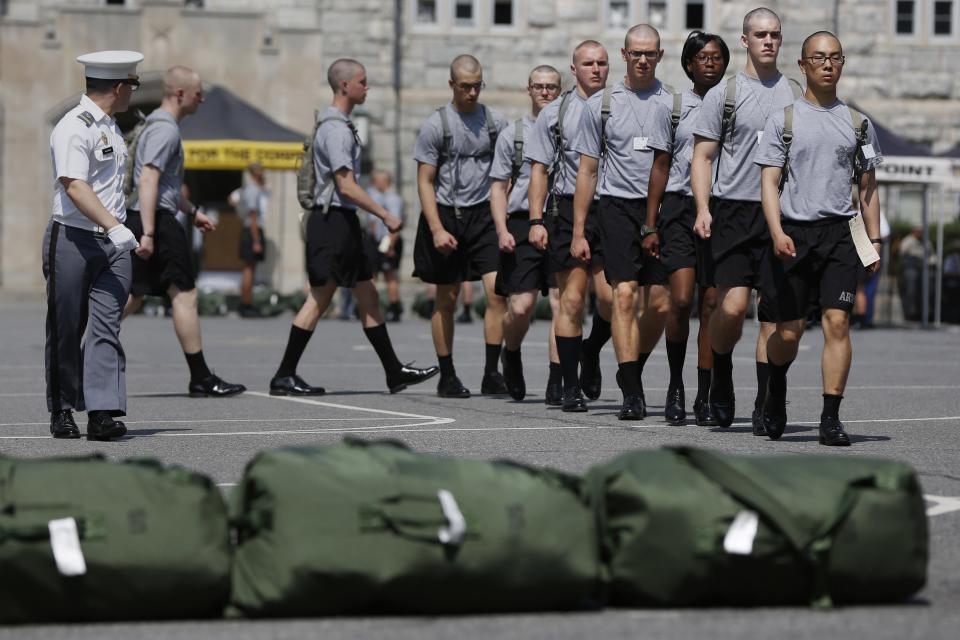 El mismo día que llegan, los cadetes reciben una indumentaria provisional mientras les hacen sus uniformes reglamentarios.<br><br>Crédito: REUTERS/Shannon Stapleton