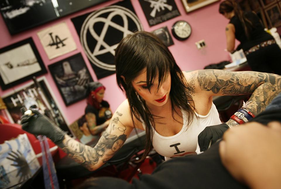 Kat Von Do tattooing one of a then-world record 400 people in a 24-hour period in 2007.