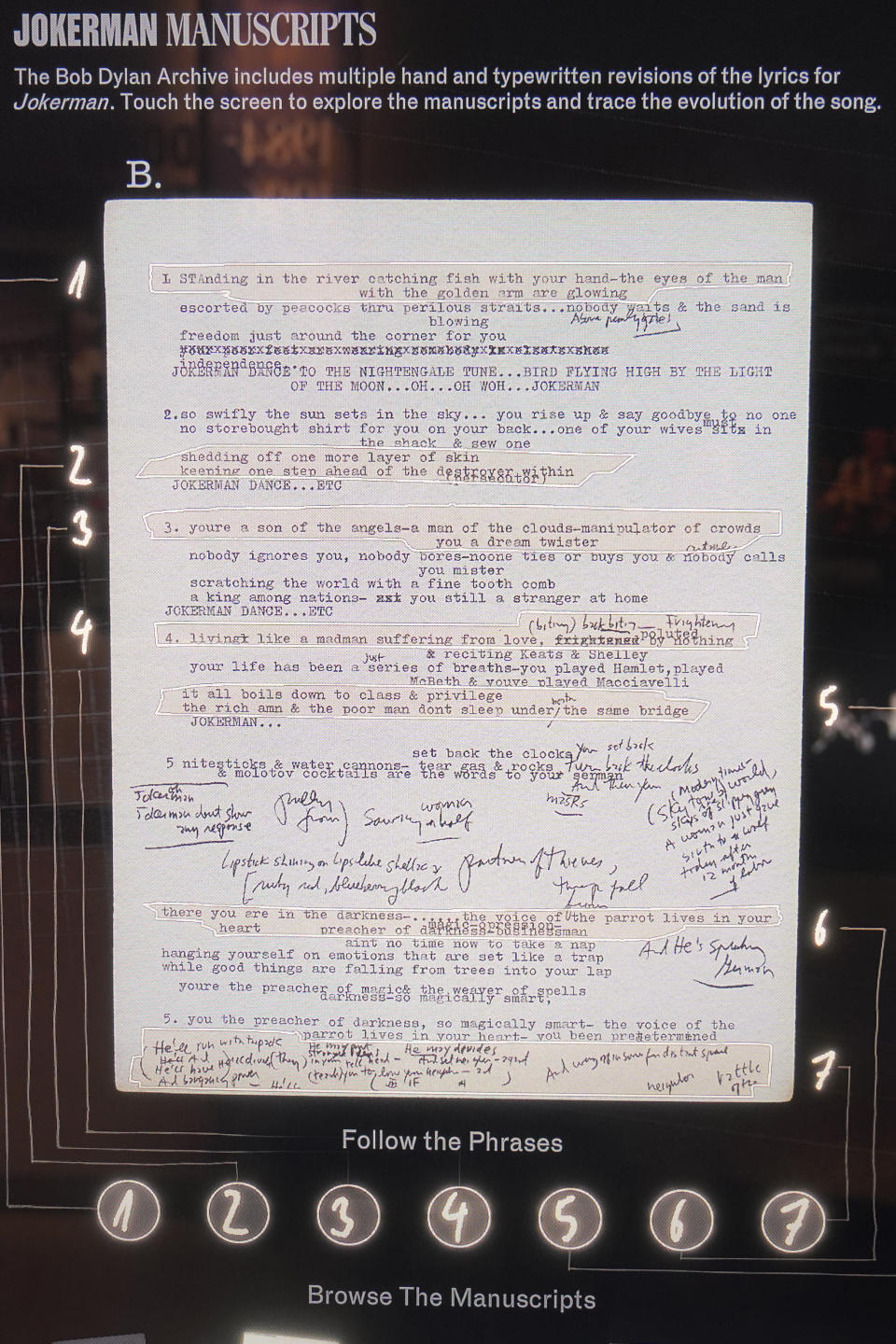 Un manuscrito de "Jokerman" en una muestra interactiva en el Centro Bob Dylan el jueves 5 de mayo de 2022 en Tulsa, Oklahoma. El centro y archivo ofrece una experiencia inmersiva, especio para presentaciones en vivo y alberga miles de objetos que pertenecieron a Dylan. (Foto AP/Sue Ogrocki)