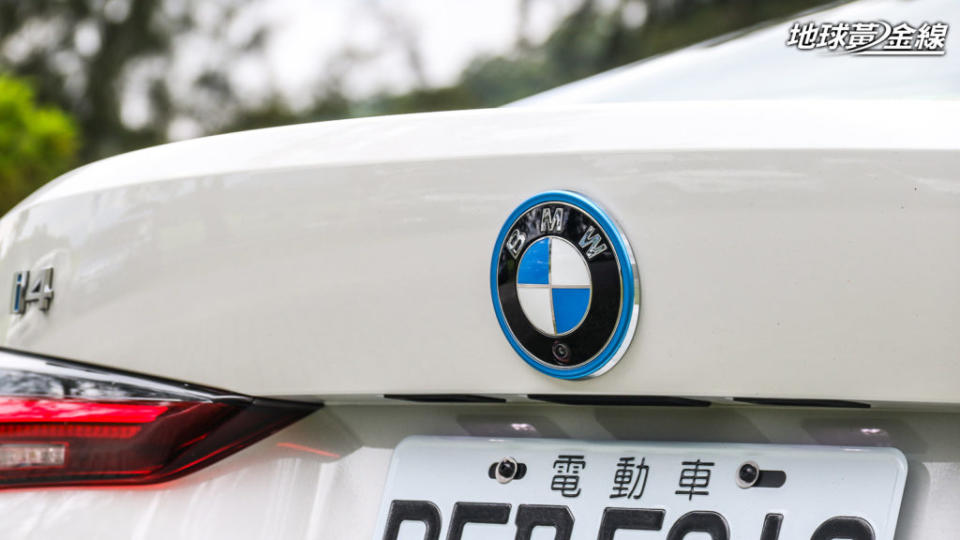 包覆藍色邊框的廠徽是BMW i車款的特徵。(攝影/ 陳奕宏)