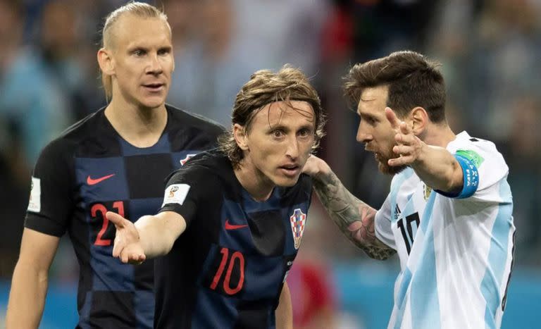 Messi y Modric discuten en aquel partido de 2018; detrás observa Vida