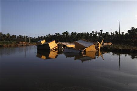 A collapsed motel lies in the water at Coyuca de Benitez on the outskirts of Acapulco, October 2, 2013. REUTERS/Edgard Garrido