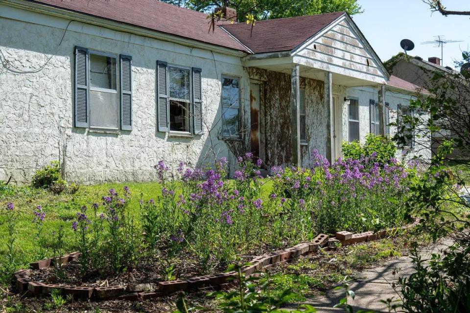 Numerous homes at Clearview Village, named in 2014 to the National Register of Historic Places, have fallen into disrepair. The owner of the complex across from the Panasonic electric vehicle battery plant says he hopes to begin renovating in 2025. Tammy Ljungblad/Tljungblad@kcstar.com