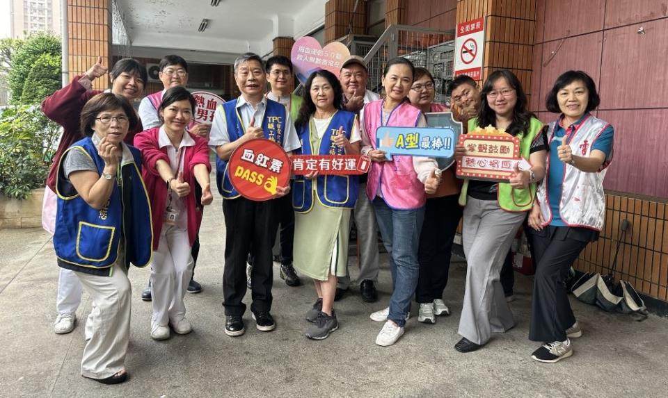 《圖說》台電台北西區營業處謝義隆處長〈前排左三〉鼓勵大家多多捐血，救人一命。〈<a class="link " href="https://tw.news.yahoo.com/tag/台電北西區處" data-i13n="sec:content-canvas;subsec:anchor_text;elm:context_link" data-ylk="slk:台電北西區處;sec:content-canvas;subsec:anchor_text;elm:context_link;itc:0">台電北西區處</a>提供〉