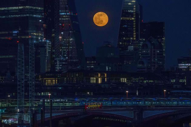 <p>La pleine lune du 27 février 2021, à Londres.</p>