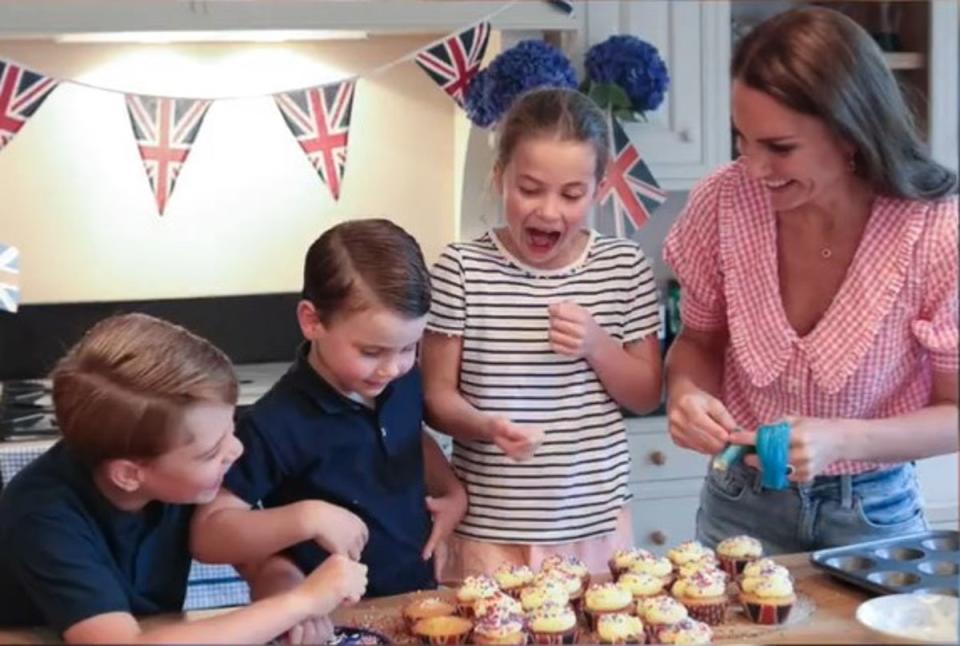 The children helped their mother ice the cupcakes (Kensington Royal/Twitter)